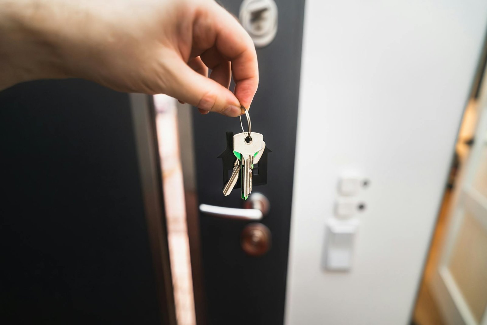 Remise des clés à l'entrée d'un logement en conciergerie Airbnb